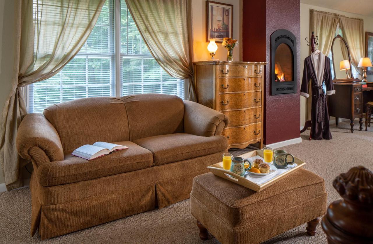 The Yellow House On Plott Creek ウェインズビル エクステリア 写真